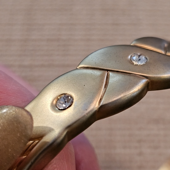 Vintage matte goldtone braided hinged bangle bracelet - Picture 7 of 8